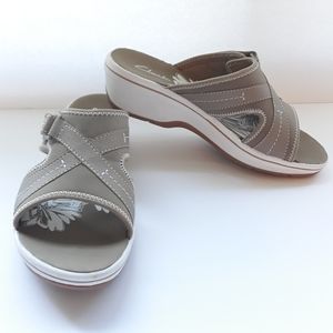 Clarks Tan Comfort Sandals (7M)